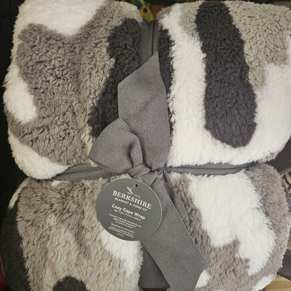 Berkshire Blanket Sherpa Cape Wrap - Picture 2 of 3